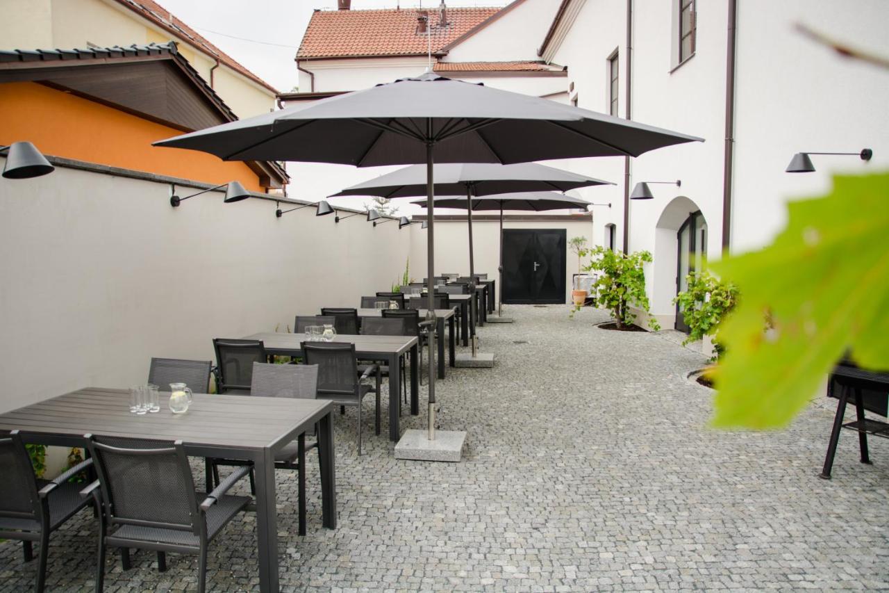 Hotel Restaurant Na Navsi Ricany  Dış mekan fotoğraf